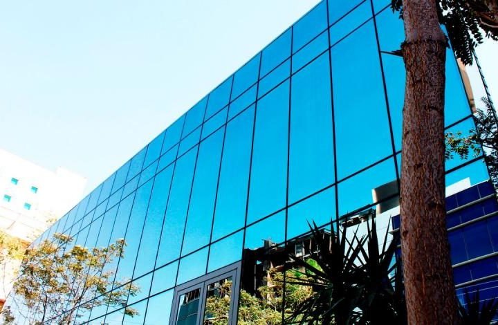 Fachada de vidro temperado instalada em loja no centro de Campinas