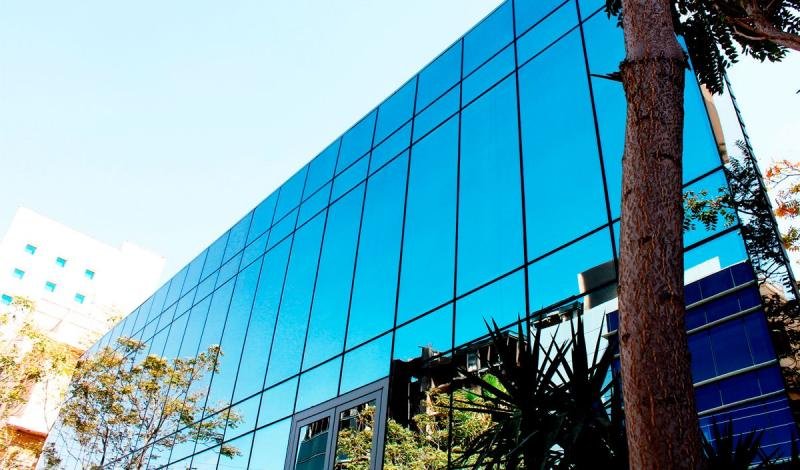 Fachada de vidro temperado instalada em loja no centro de Campinas