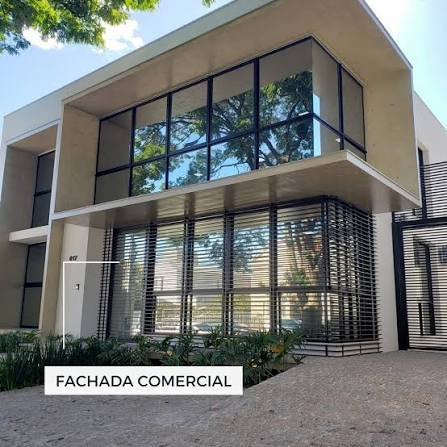 Fachada de vidro temperado instalada em loja no centro de Campinas