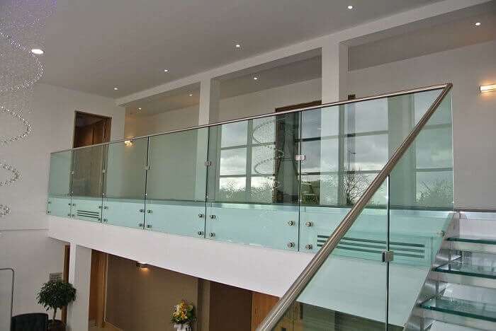 Guarda-corpo de vidro laminado instalado em sacada de apartamento em Campinas