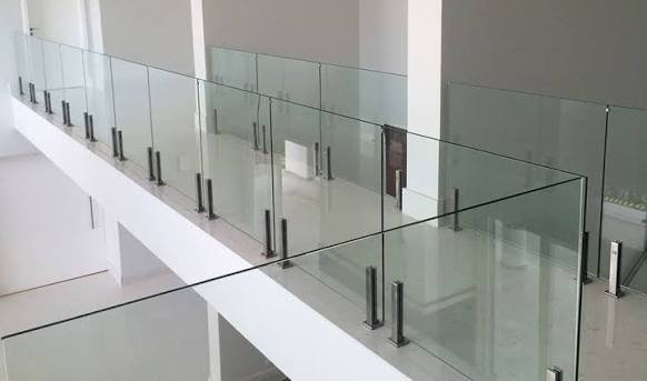 Guarda-corpo de vidro laminado com fixação em sapata de alumínio em sacada de apartamento em Campinas