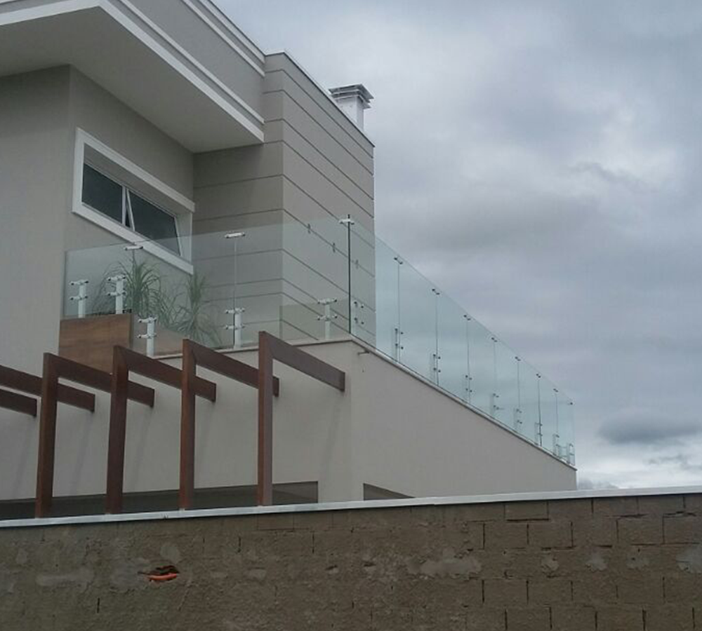 Guarda-corpo de vidro laminado instalado em sacada de casa