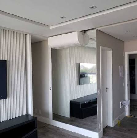 Espelho sob medida com lapidação instalado em banheiro de apartamento em Campinas