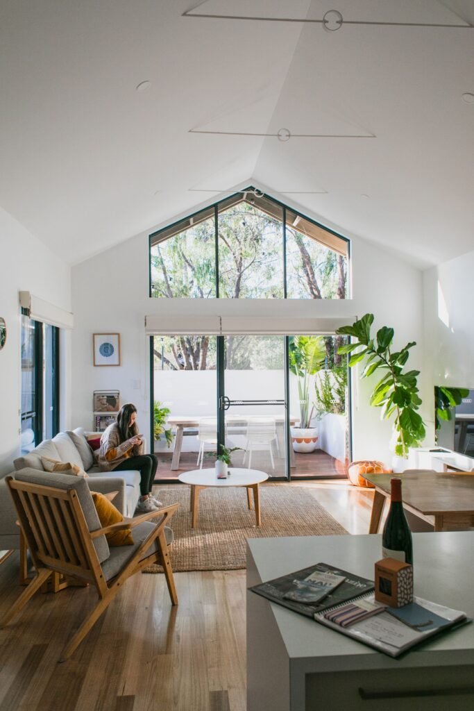 Sala de estar moderna com divisória de vidro residencial em apartamento de Campinas