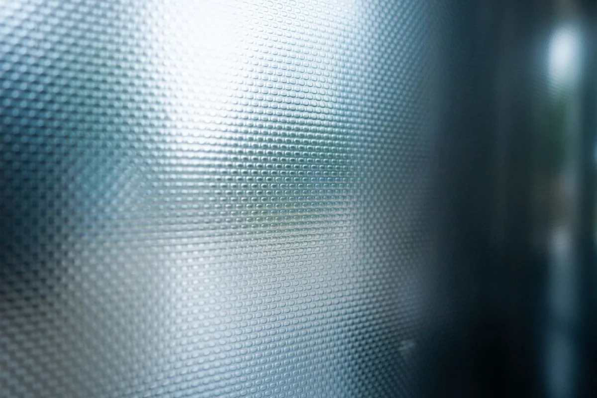 Detalhe de painel de vidro fumê texturizado