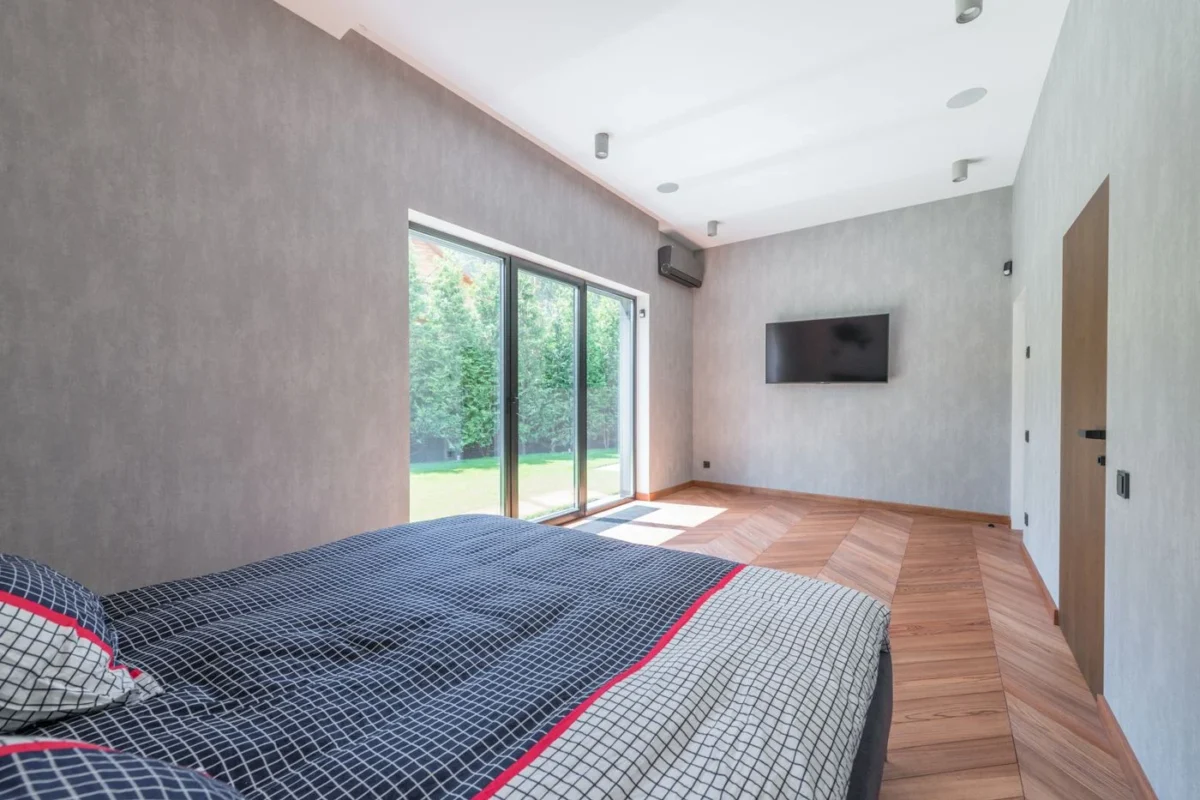 Quarto claro com porta de vidro de correr ao fundo