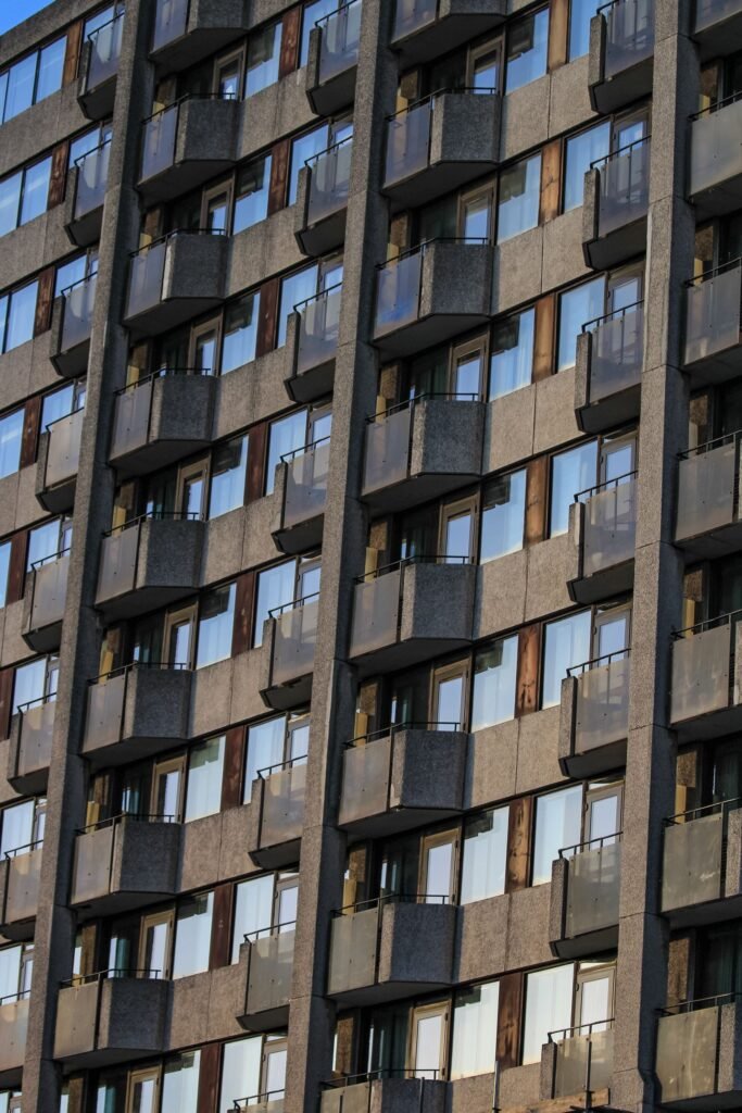 Prédios residenciais com sacadas de vidro, como os edifícios do Cambuí em Campinas