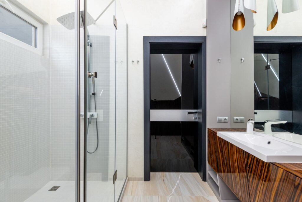 Apartamento com sacada e portas de vidro em prédio residencial no Jardim do Lago, Campinas