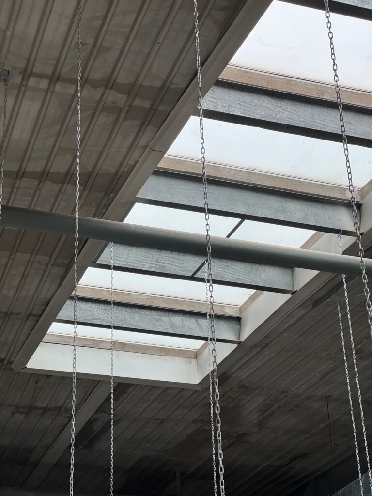 Galpão industrial com janelas de vidro e iluminação natural, exemplo de vidraçaria para indústrias em Campinas