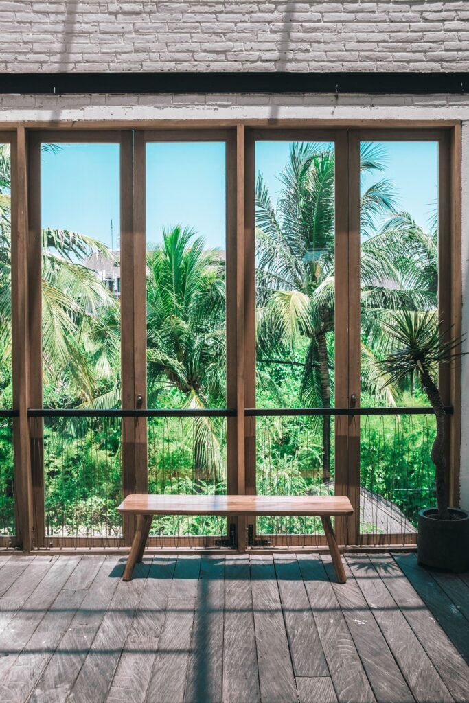 Casa com grandes panos de vidro voltados para a paisagem, como nas residências de Sousas, Campinas